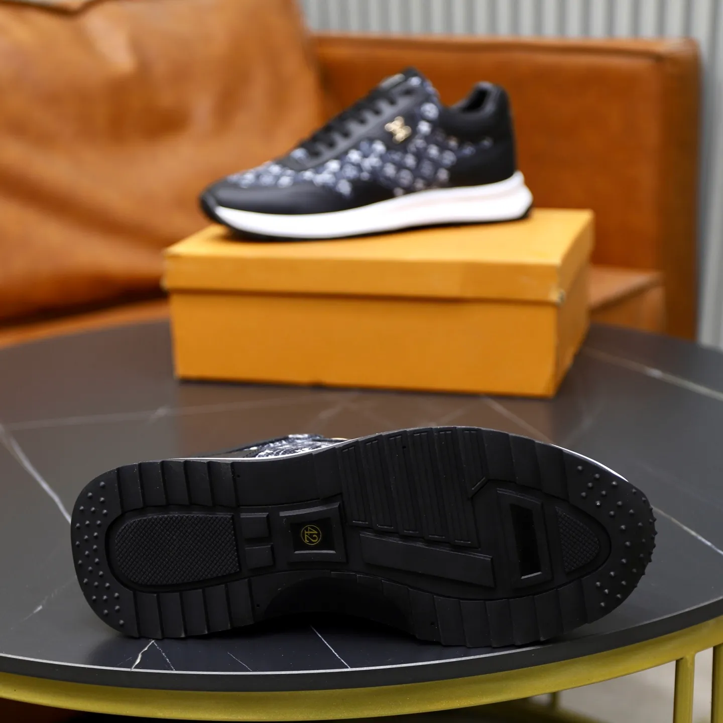 Ex-factory price: 462💰🙅‍♂️🙅‍♂️🙅‍♂️ Brand: LV Louis Vuitton Standard code: 38-44 (45 customized) Grade: Same as the official website Material: Original cowhide stitching brand cloth Comfortable and breathable lining Lightweight and wear-resistant sports outsole Style category: Men's fashion casual shoes Running sneakers Distinguished luxury brand elements Top luxury Color: actual picture color